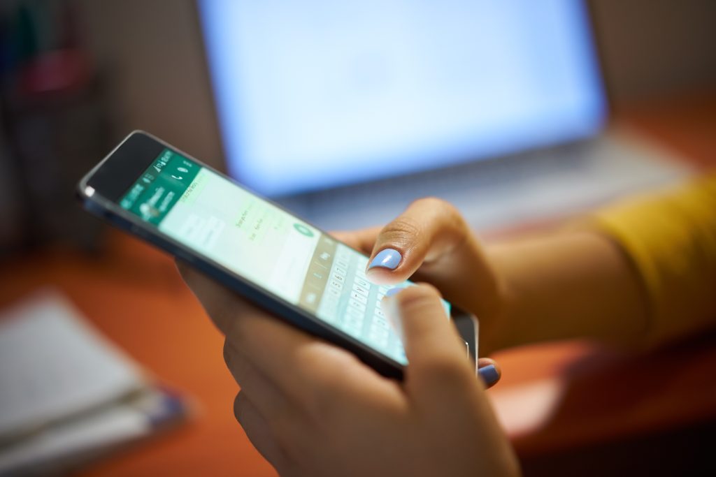 girl typing phone message on social network at nig 2021 08 26 15 46 10 utc - Socialhub - Para todos os Negócios